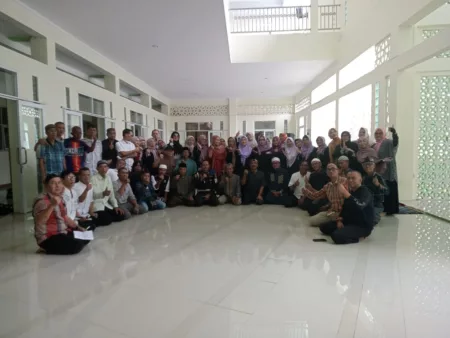 KBA "Menata Hati dengan Iman" Hadirkan DANDEMPOM III/2 Garut dan Ratusan Jamaah Alumni SMPN 1 Garut