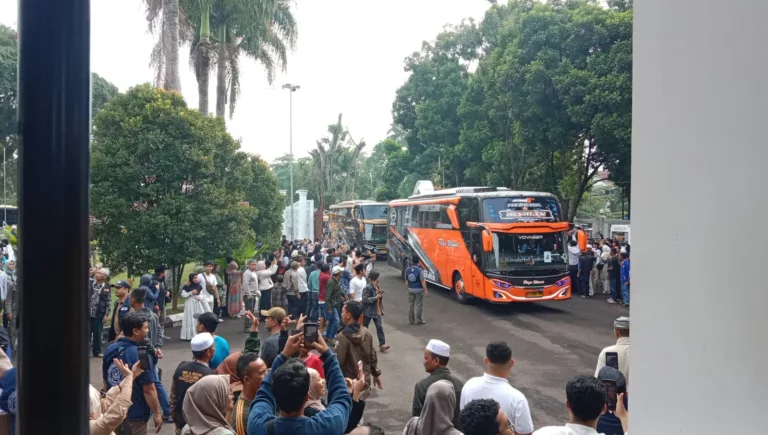 Kepulangan Jemaah Haji Garut Disambut Haru, Terungkap Kendala Penjemputan dari Muzdalifah ke Mina