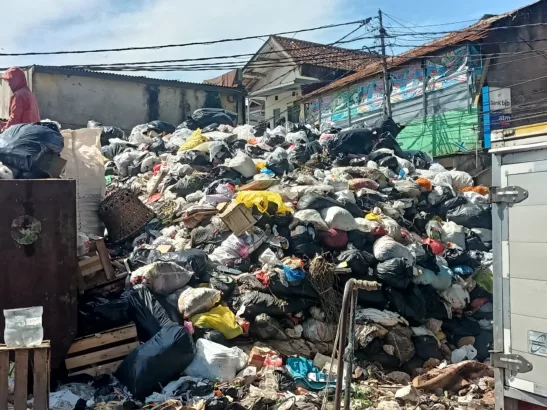 Tumpukan Sampah Gegerkalong Dikeluhkan, Kepala Pasar: Banyak Warga Luar Ikut Buang