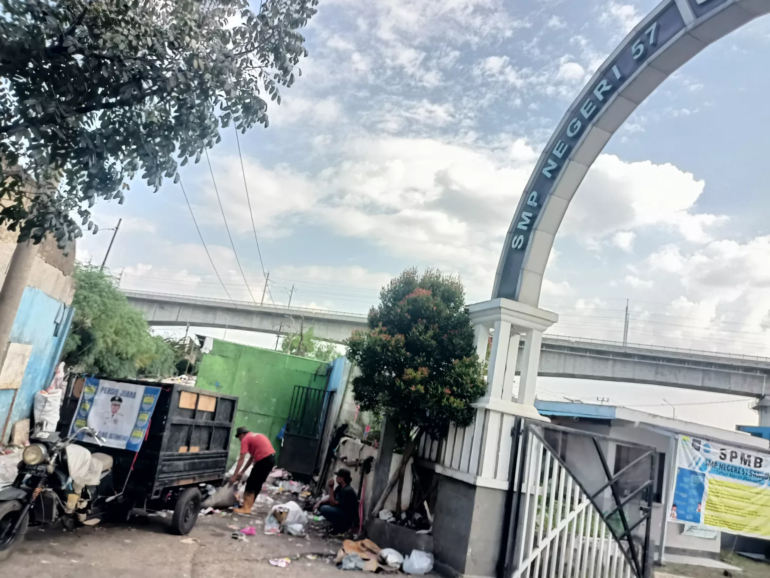Miris! Siswa SMP di Bandung Belajar Berdampingan dengan Gunungan Sampah
