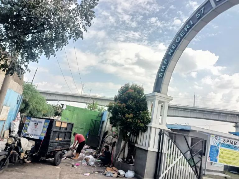 Miris! Siswa SMP di Bandung Belajar Berdampingan dengan Gunungan Sampah