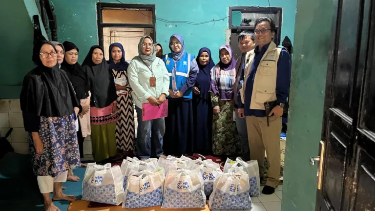 UP3 Bandung Gandeng YBM Bagikan Sembako Bagi Lansia dan Dhuafa