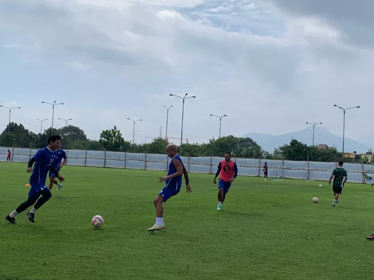 Pemain Persib Bandung saat sesi latihan perdana di Stadion GBLA