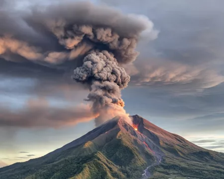 Gunung Lewotobi Laki-laki Erupsi Lima Kali, Warga Diminta Waspada Bahaya Abu lustrasi Gunung Mengalami Erupsi