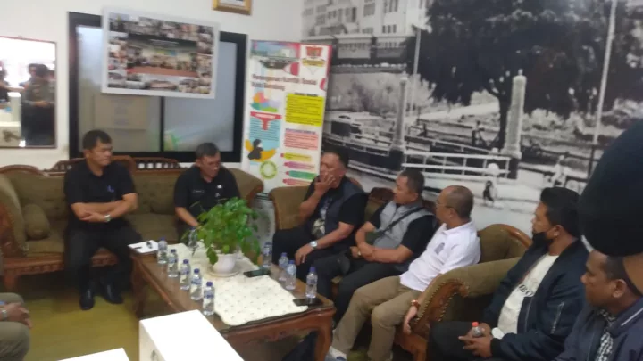 Perwakilan Solidaritas Pedagang Pasar Kota Bandung Berdialog dengan Pejabat Inspektorat Kota Bandung
