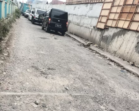 Jalan Berlubang Akibat Proyek Flyover Mangkrak Rugikan Warga dan Pengendara Harian Kondisi Jalan di Bawah Proyek Flyover Nurtaniao Sangat Buruk dan Membahayakan