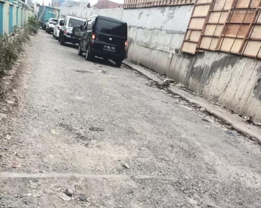 Kondisi Jalan di Bawah Proyek Flyover Nurtaniao Sangat Buruk dan Membahayakan
