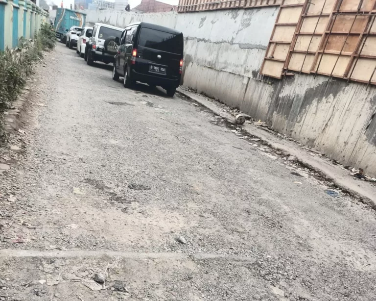 Jalan Berlubang Akibat Proyek Flyover Mangkrak Rugikan Warga dan Pengendara Harian Kondisi Jalan di Bawah Proyek Flyover Nurtaniao Sangat Buruk dan Membahayakan