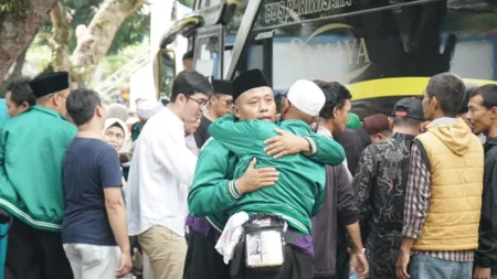 Kedatangan jamaah haji asal kloter 5 Kabupaten Garut di area Gedung Pendopo, Kecamatan Garut Kota
