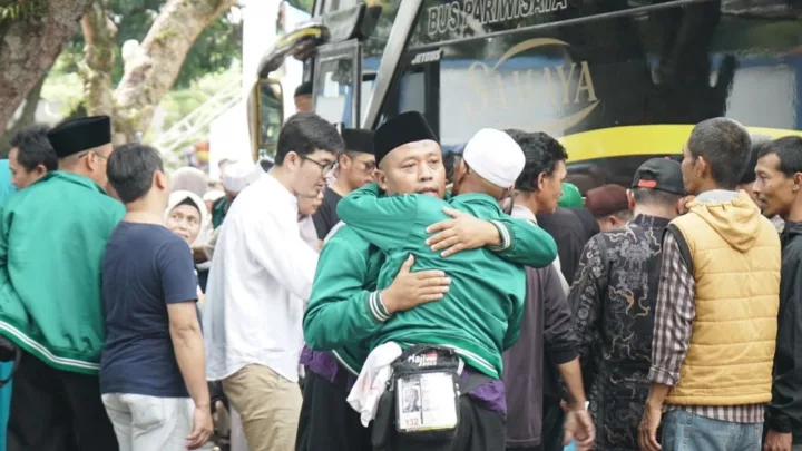 Kedatangan jamaah haji asal kloter 5 Kabupaten Garut di area Gedung Pendopo, Kecamatan Garut Kota