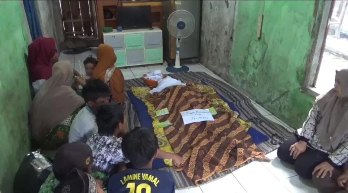 Keluarga dan Tetangga Menunggu Jenazah Tian Koswara