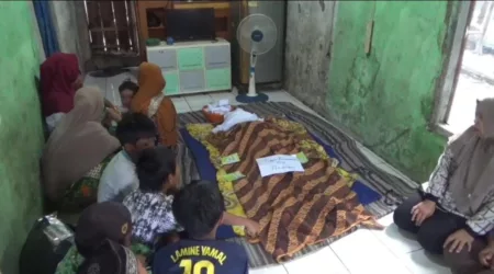 Keluarga dan Tetangga Menunggu Jenazah Tian Koswara