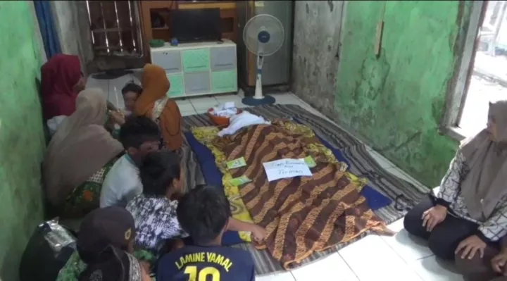 Keluarga dan Tetangga Menunggu Jenazah Tian Koswara