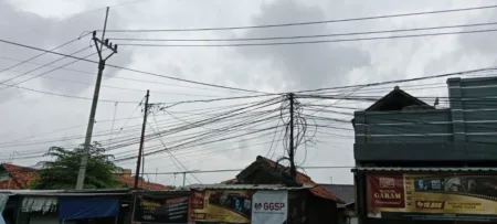 Warga Keluhkan Pemasangan Kabel Internet Tanpa Koordinasi di Majalengka Pemasangan Kabel INternet di Majalengka Ugal-ugalan Membuat Lingkungan Terlihat Semerawut