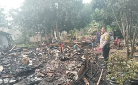 Warga Sigap Padamkan Kebakaran Rumah di Cibalong, Diduga Korsleting Listrik Kebakaran rumah kembali terjadi di Kabupaten Garut. Sebuah rumah semi permanen milik Dodon Sutisna