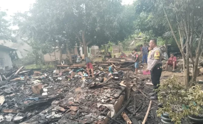 Kebakaran rumah kembali terjadi di Kabupaten Garut. Sebuah rumah semi permanen milik Dodon Sutisna