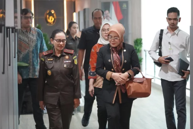 Anggota DPD RI Komite I, Aanya Rina Casmayanti dan Kepala Kejati Katarina Endang Sarwestri, S.H., M.H