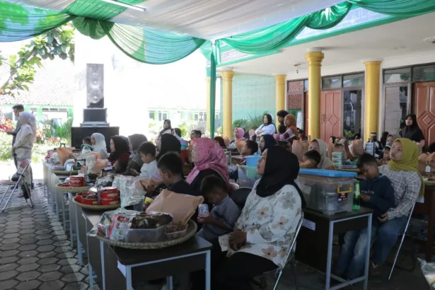 Khitanan massal gratis yang digelar Yayasan Ponpes Al Hidayah Sutam,