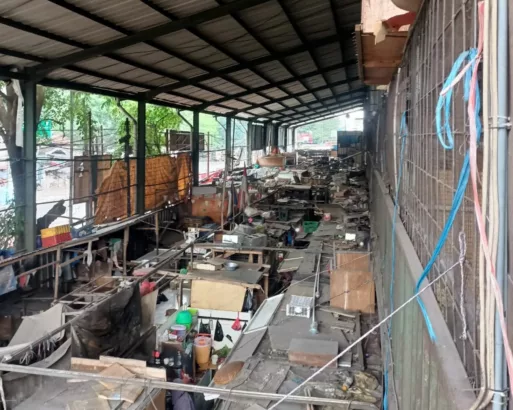 Kios-kios di Pasar Suci Sangat Kumuh