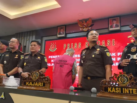 Kejari Karawang Tahan Eks Dirut Petrogas, Negara Rugi Rp7,1 Miliar Kejaksaan Negeri Karawang menetapkan mantan Direktur Utama PD Petrogas Persada Karawang, GBR, sebagai tersangka dalam kasus dugaan korupsi BUMD