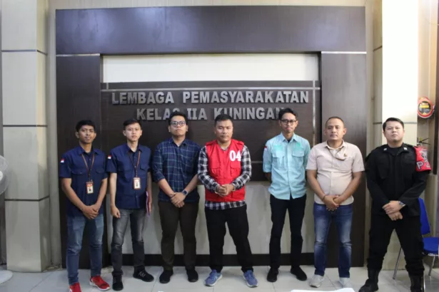 Kejari Kuningan Tahan Ketua UPK Cibingbin Terkait Dugaan Korupsi Dana Pinjam JN Tersangka Kasus Korupsi UPK Maju Bersama Cibingbin Terancam Hukuman Maksimal 20 Tahun