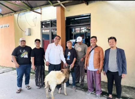 Gereja HKBP Cikampek Serahkan Hewan Kurban, Wujud Nyata Toleransi Antarumat Penyerahan Hewan Kurban