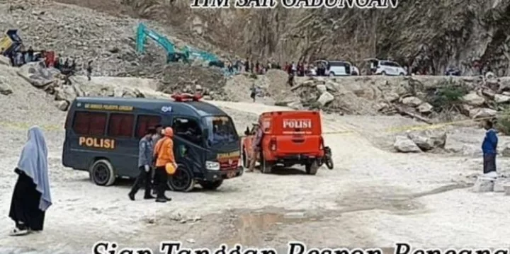 Tim SAR Gabungan berhasil menemukan tiga korban meninggal dunia yang tertimbun material longsor.