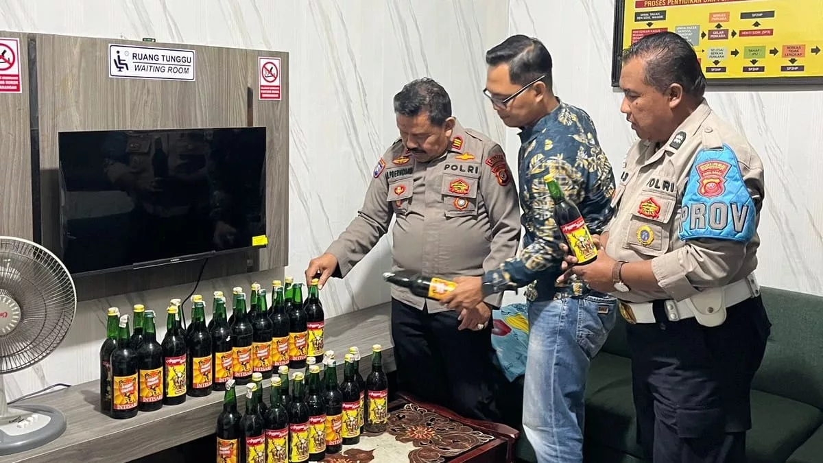 Polsek Kuningan Sita 35 Botol Miras dari Toko AD Polisi Menyita Barang Bukti Miras