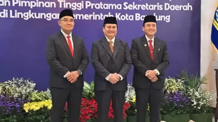 Profil Sekda Bandung Iskandar Zulkarnain, Segini Kekayannya Muhammad Farhan (Kiri) Iskandar Zulkarnain (Tengah) dan H. Erwin (Kanan)