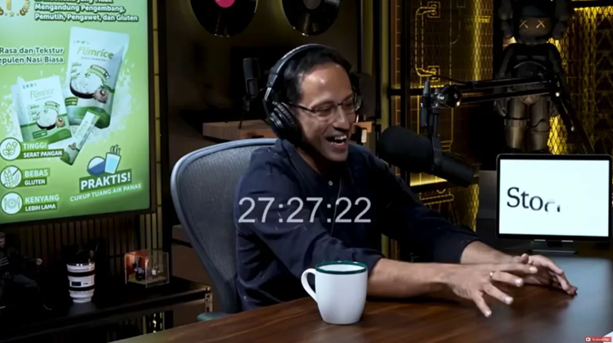 Rangkuman Lengkap Klarifikasi Nadiem Makarim Terkait Pengadaan Chromebook di Podcast Deddy Corbuzier Menteri Nadiem Makarim duduk bersama Deddy Corbuzier saat memberikan penjelasan faktual mengenai program pengadaan Chromebook Kemendikbudristek.