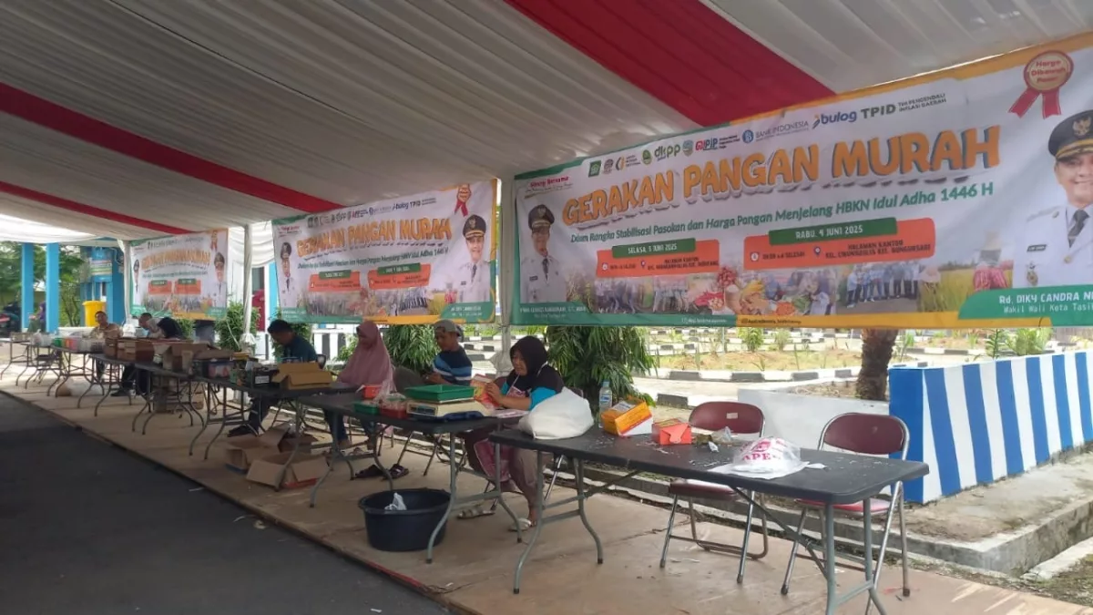 Warga Antusias Serbu Pasar Murah Pemkot Tasikmalaya