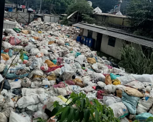 Sampah Menggunung di Pasar Suci Kota Bandung