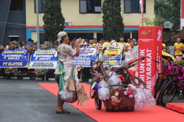 Polisi tampil nyentrik dengan gaya penyamaran yang sukses mengocok perut penonton