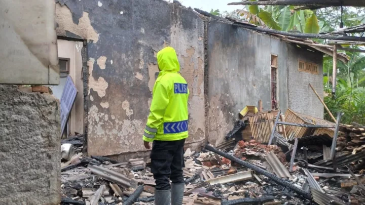 rumah permanen milik Rosid (58), warga Kampung Cimenyan RT 03 RW 05, Desa Bojong, Kecamatan Banjarwangi