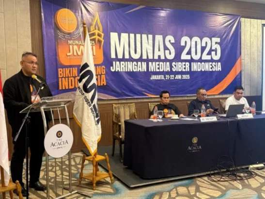 Ketua Umum Jaringan Media Siber Indonesia (kiri)