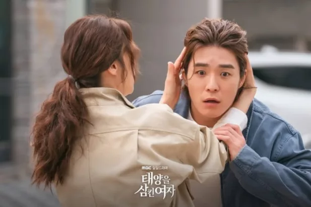 The Woman Who Swallowed the Sun ungkap pertemuan pertama karakter utama