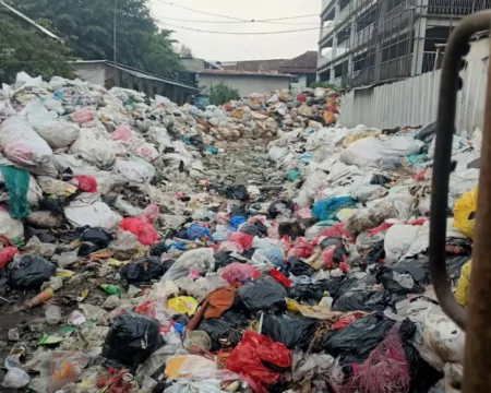 Tumpukan Sampah di Pasar Suci