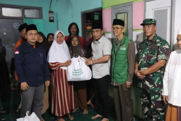 Wakil Bupati Cirebon, Agus Kurniawan Budiman, hadir langsung di rumah duka untuk menyampaikan belasungkawa