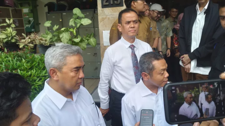 Wamendikdasemen Fajar Riza Ulhaq (kanan) Walikota Bandung Muhammad Farhan (kiri)