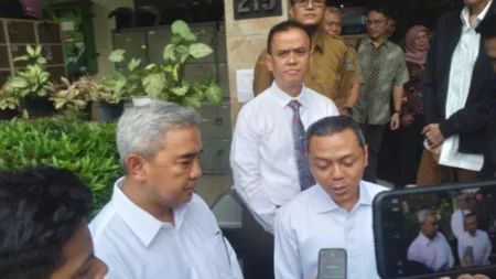 Wamendikdasemen Tinjau SPMB Bandung, Pastikan Bebas Jual Beli Kursi Wamendikdasemen Fajar Riza Ulhaq (kanan) Walikota Bandung Muhammad Farhan (kiri)
