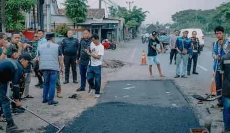 Bupati Karawang Tinjau Perbaikan Jalan: Dari Kewenangan Daerah hingga Nasional Bupati Karawang Tinjau Perbaikan Jalan: Dari Kewenangan Daerah hingga Nasional