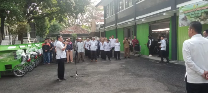 15 Kelompok Tani di Purwakarta Terima Bantuan Mesin Perontok Padi