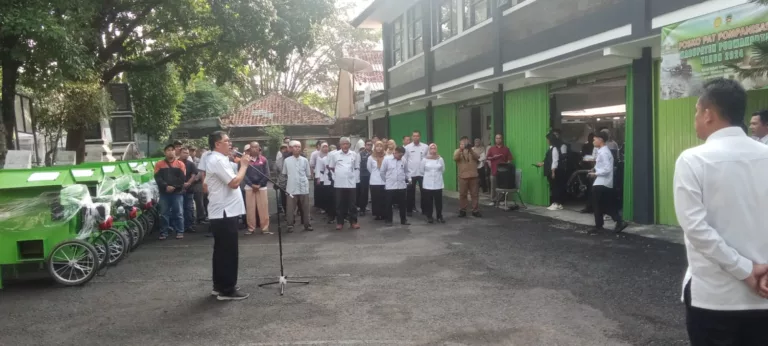 15 Kelompok Tani di Purwakarta Terima Bantuan Mesin Perontok Padi