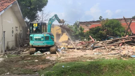 Pemkab Purwakarta Bongkar 417 Bangunan Liar di Sepanjang Irigasi Solokan Gede Pemkab Purwakarta Bongkar 417 Bangunan Liar di Sepanjang Irigasi Solokan Gede