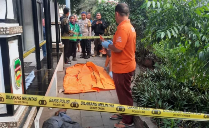 Mayat Pria Tanpa Identitas Gegerkan Purwakarta: Tewas Terlantar di Halte, Bukti Abainya Sosial Terhadap Kaum Marginal