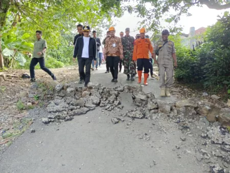 Bupati Purwakarta Tinjau Lokasi Pergerakan Tanah di Sukatani Bupati Purwakarta Om Zein