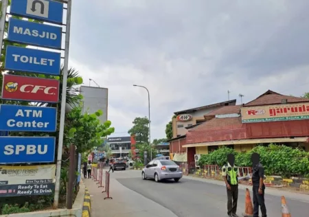 Polres Karawang Tangkap Dua Pelaku Pencurian di Rest Area KM 62B Tol Jakarta-Cikampek Polres Karawang Tangkap Dua Pelaku Pencurian di Rest Area KM 62B Tol Jakarta-Cikampek