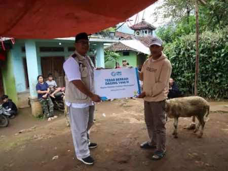PLN UP3 Bandung Peringati Idul Adha 1446 H dengan Menggelar Tebar Berkah Daging dan Aksi Sosial Kemanusiaan PLN UP3 Bandung