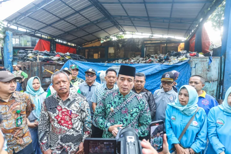 Wakil Wali Kota Bandung Tinjau TPS di Sukawarna, Janji Bersihkan Sampah Sebelum Senin