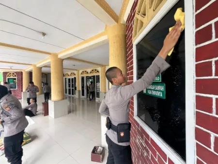 Sambut HUT Bhayangkara ke-79, Polres Tasikmalaya Kota Gelar Bakti Religi Bersihkan Masjid Sejumlah Angota Polisi tengah bebersih Masjid dalam rangka HUT Bhayangkara
